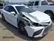 2023 Toyota Camry SE z VIN 4T1G11AK8PU756448, wystawiony jako IAAI lot #43051703 z przebiegiem 27 035 mil mil oraz . Historia ofert i sprzedaży dostępna na DreamBid. Obrazek 1.