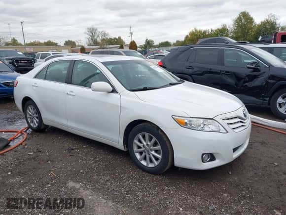 2011 Toyota Camry LE z VIN 4T4BF3EK7BR121804, wystawiony jako IAAI lot #43501491 z przebiegiem 82 376 mil mil oraz . Historia ofert i sprzedaży dostępna na DreamBid. Obrazek 1.