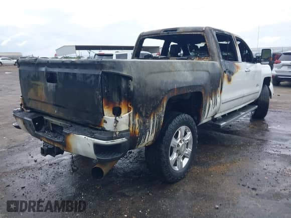 2017 Chevrolet Silverado 2500HD LTZ z VIN 1GC1KWEY8HF148633, wystawiony jako IAAI lot #42112861 z przebiegiem Nie podano mil oraz . Historia ofert i sprzedaży dostępna na DreamBid. Obrazek 4.