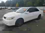 2004 Toyota Camry LE z VIN JTDBE32K340268167, wystawiony jako Copart lot #90885535 z przebiegiem 159 808 mil mil oraz Czysty tytuł • Clean title. Historia ofert i sprzedaży dostępna na DreamBid. Obrazek 1.