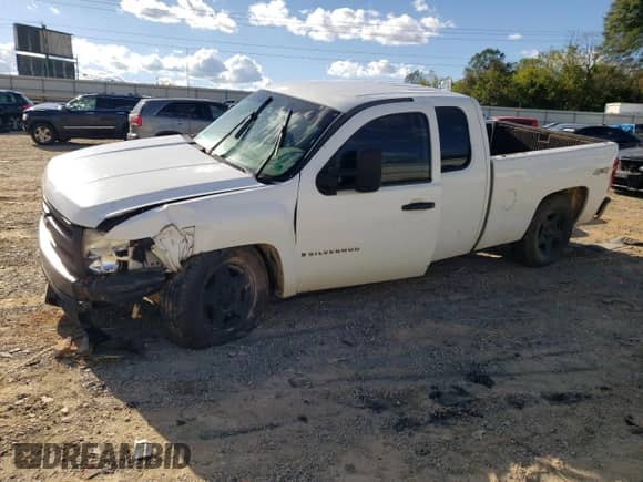 2007 Chevrolet Silverado 1500 1LT with VIN 1GCEK19027Z549701, listed as a Copart auction lot 85838275 with 301,904 mi miles and Salvage title. Bid and sale history available at DreamBid. Image 1.