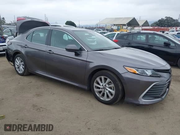 2023 Toyota Camry LE z VIN 4T1C11AKXPU119236, wystawiony jako IAAI lot #43326388 z przebiegiem 23 626 mil mil oraz . Historia ofert i sprzedaży dostępna na DreamBid. Obrazek 1.