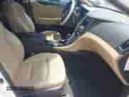 2013 Hyundai Sonata Limited z VIN KMHEC4A45DA093941, wystawiony jako IAAI lot #42287338 z przebiegiem 131 669 mil mil oraz . Historia ofert i sprzedaży dostępna na DreamBid. Obrazek 5.