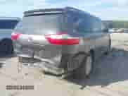 2017 Toyota Sienna XLE Auto Access Seat z VIN 5TDYZ3DC4HS781421, wystawiony jako IAAI lot #43154484 z przebiegiem 153 222 mil mil oraz . Historia ofert i sprzedaży dostępna na DreamBid. Obrazek 4.