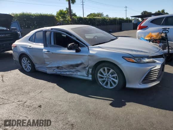 2021 Toyota Camry LE z VIN 4T1C11AK0MU469339, wystawiony jako Copart lot #69966615 z przebiegiem 115 084 mil mil oraz Szkoda całkowita • Salvage title. Historia ofert i sprzedaży dostępna na DreamBid. Obrazek 4.