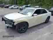 2021 Chrysler 300 S z VIN 2C3CCABG0MH537039, wystawiony jako IAAI lot #43156415 z przebiegiem 80 833 mil mil oraz . Historia ofert i sprzedaży dostępna na DreamBid. Obrazek 2.