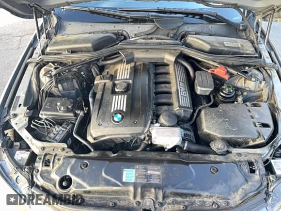 2010 BMW 5 Series 528i z VIN WBANU5C54AC129547, wystawiony jako Copart lot #85010785 z przebiegiem 188 516 mil mil oraz Czysty tytuł • Clean title. Historia ofert i sprzedaży dostępna na DreamBid. Obrazek 7.