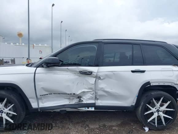 2024 Jeep Grand Cherokee Limited with VIN 1C4RJHBG1RC103761, listed as a IAAI auction lot 42372590 with 10,640 mi miles and . Bid and sale history available at DreamBid. Image 6.