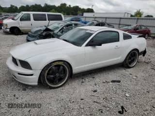 2007 Ford Mustang GT Deluxe z VIN 1ZVFT82H975327493, wystawiony jako Copart lot #67368445 z przebiegiem 147 799 mil mil oraz Szkoda całkowita • Salvage title. Historia ofert i sprzedaży dostępna na DreamBid. Obrazek 1.
