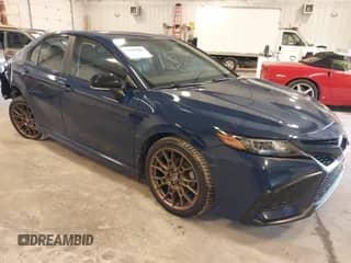 2023 Toyota Camry SE z VIN 4T1G11AK1PU134435, wystawiony jako IAAI lot #42203886 z przebiegiem 27 163 mil mil oraz . Historia ofert i sprzedaży dostępna na DreamBid. Obrazek 1.