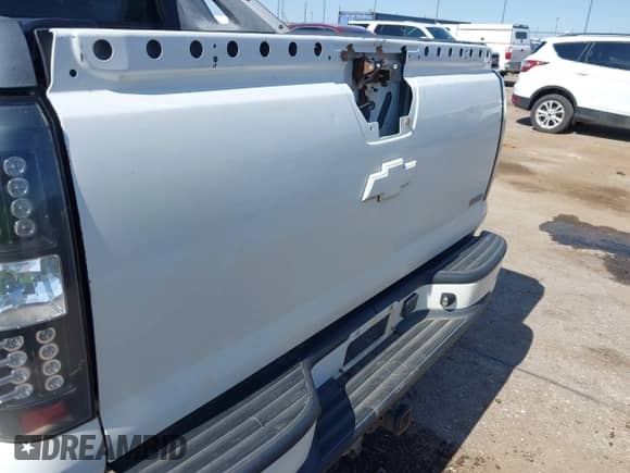 2011 Chevrolet Avalanche LS z VIN 3GNMCEE0XBG121056, wystawiony jako IAAI lot #42481426 z przebiegiem 207 183 mil mil oraz . Historia ofert i sprzedaży dostępna na DreamBid. Obrazek 6.