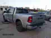 2025 Ram 1500 Big Horn z VIN 1C6RREFG9SN527515, wystawiony jako IAAI lot #41952115 z przebiegiem 8 009 mil mil oraz . Historia ofert i sprzedaży dostępna na DreamBid. Obrazek 3.