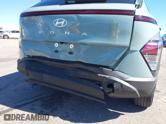2025 Hyundai Kona SE z VIN KM8HA3AB8SU268349, wystawiony jako IAAI lot #43461222 z przebiegiem 5 517 mil mil oraz . Historia ofert i sprzedaży dostępna na DreamBid. Obrazek 6.