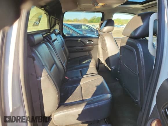 2013 Chevrolet Avalanche LTZ z VIN 3GNTKGE73DG293939, wystawiony jako Copart lot #85578325 z przebiegiem 322 858 mil mil oraz Czysty tytuł • Clean title. Historia ofert i sprzedaży dostępna na DreamBid. Obrazek 10.