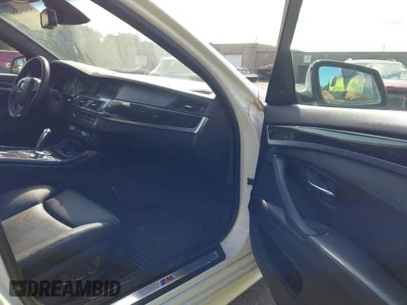 2011 BMW 5 Series 550i xDrive с VIN WBAFU9C54BC786247, выставлен на аукционе IAAI как лот 43184304 с пробегом 85 403 миль миль и . История ставок и продаж доступна на DreamBid. Изображение 5.