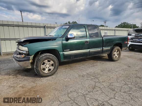 2002 Chevrolet Silverado 1500 LS z VIN 1GCEK19T72E194891, wystawiony jako Copart lot #81889125 z przebiegiem 262 356 mil mil oraz Szkoda całkowita • Salvage title. Historia ofert i sprzedaży dostępna na DreamBid. Obrazek 1.
