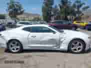 2018 Chevrolet Camaro 1LS z VIN 1G1FA1RX1J0183352, wystawiony jako IAAI lot #42500318 z przebiegiem 105 151 mil mil oraz . Historia ofert i sprzedaży dostępna na DreamBid. Obrazek 13.