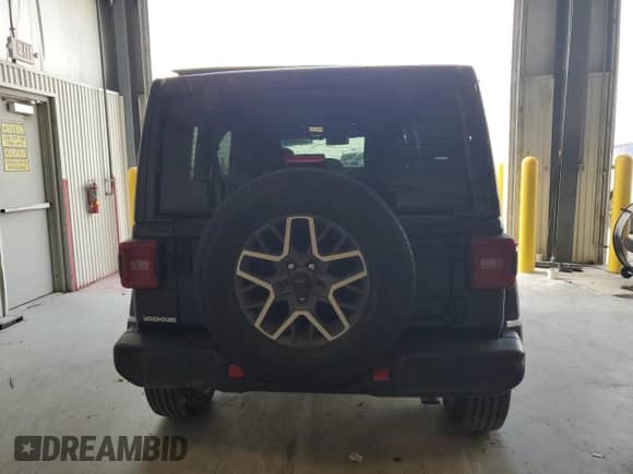 2024 Jeep Wrangler Sahara z VIN 1C4PJXEG0RW286100, wystawiony jako Copart lot #72069405 z przebiegiem 15 560 mil mil oraz Szkoda całkowita • Salvage title. Historia ofert i sprzedaży dostępna na DreamBid. Obrazek 6.