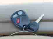 2000 Chevrolet Tahoe LS z VIN 1GNEK13T5YJ189365, wystawiony jako IAAI lot #42377964 z przebiegiem 193 875 mil mil oraz . Historia ofert i sprzedaży dostępna na DreamBid. Obrazek 11.