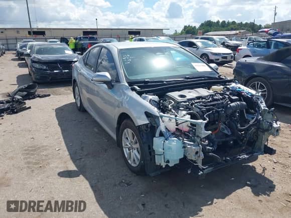 2025 Toyota Camry LE z VIN 4T1DAACK5SU081392, wystawiony jako IAAI lot #43267000 z przebiegiem 20 608 mil mil oraz . Historia ofert i sprzedaży dostępna na DreamBid. Obrazek 1.