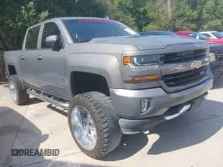 2017 Chevrolet Silverado 1500 LT z VIN 3GCUKREC4HG194073, wystawiony jako IAAI lot #43035677 z przebiegiem 58 447 mil mil oraz . Historia ofert i sprzedaży dostępna na DreamBid. Obrazek 1.