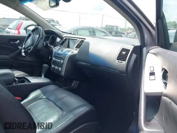 2011 Nissan Murano S z VIN JN8AZ1MW3BW163695, wystawiony jako IAAI lot #42957584 z przebiegiem 88 153 mil mil oraz . Historia ofert i sprzedaży dostępna na DreamBid. Obrazek 5.