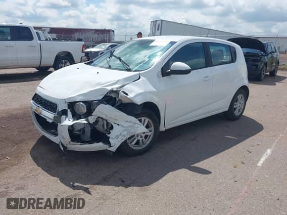2012 Chevrolet Sonic LS z VIN 1G1JA6SH2C4216784, wystawiony jako IAAI lot #42829264 z przebiegiem 176 800 mil mil oraz . Historia ofert i sprzedaży dostępna na DreamBid. Obrazek 2.