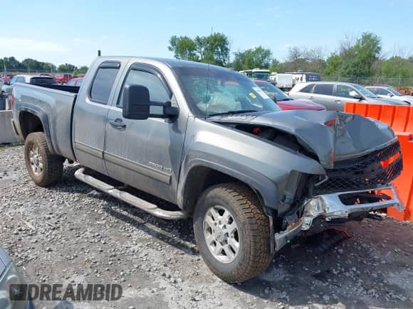 2011 Chevrolet Silverado 2500HD z VIN 1GC2KXEG2BZ390549, wystawiony jako IAAI lot #43052670 z przebiegiem 86 632 mil mil oraz . Historia ofert i sprzedaży dostępna na DreamBid. Obrazek 1.