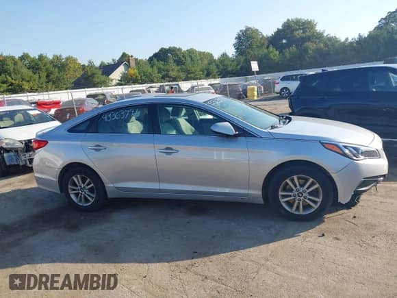 2017 Hyundai Sonata 2.4L z VIN 5NPE24AF1HH562885, wystawiony jako IAAI lot #43363791 z przebiegiem 149 890 mil mil oraz . Historia ofert i sprzedaży dostępna na DreamBid. Obrazek 14.
