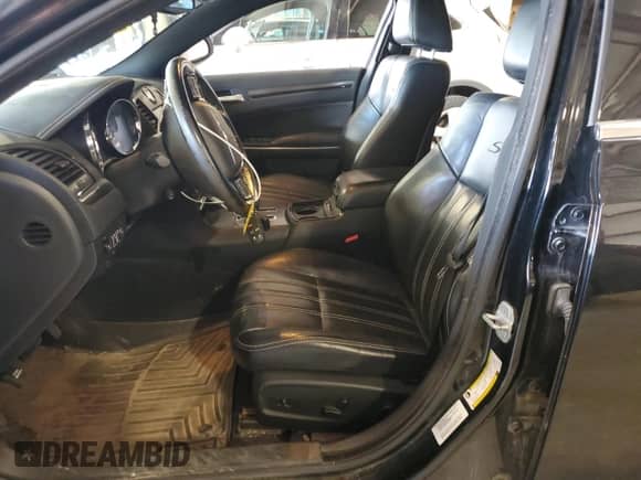 2012 Chrysler 300 S z VIN 2C3CCAJT7CH163879, wystawiony jako Copart lot #65004355 z przebiegiem 143 262 mil mil oraz Szkoda całkowita • Salvage title. Historia ofert i sprzedaży dostępna na DreamBid. Obrazek 7.