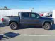 2018 Toyota Tacoma SR5 с VIN 3TMAZ5CN3JM074297, выставлен на аукционе IAAI как лот 41646257 с пробегом 143 132 миль миль и . История ставок и продаж доступна на DreamBid. Изображение 13.