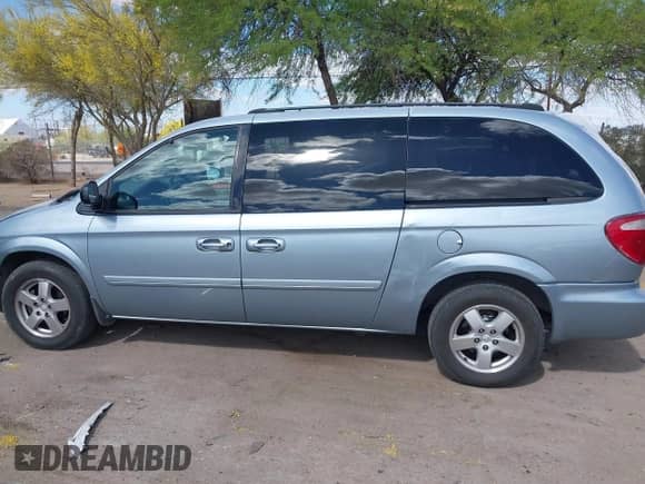2005 Dodge Caravan SXT with VIN 2D4GP44L75R193138, listed as a IAAI auction lot 42073429 with 206,915 mi miles and . Bid and sale history available at DreamBid. Image 14.