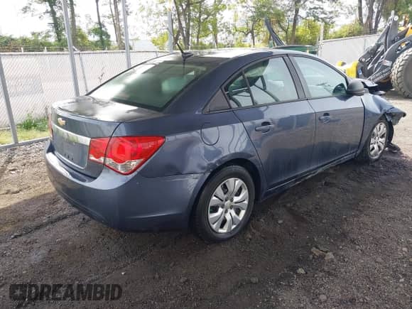 2013 Chevrolet Cruze LS z VIN 1G1PA5SHXD7188799, wystawiony jako IAAI lot #43330103 z przebiegiem 124 652 mil mil oraz . Historia ofert i sprzedaży dostępna na DreamBid. Obrazek 4.