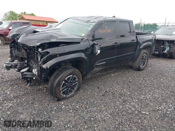2024 Toyota Tacoma SR5 z VIN 3TMLB5JN4RM025895, wystawiony jako IAAI lot #42309915 z przebiegiem 23 530 mil mil oraz . Historia ofert i sprzedaży dostępna na DreamBid. Obrazek 2.