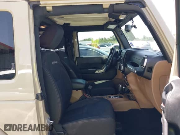 2018 Jeep Wrangler Sahara with VIN 1C4AJWBGXJL811092, listed as a IAAI auction lot 42305620 with 41,021 mi miles and . Bid and sale history available at DreamBid. Image 5.