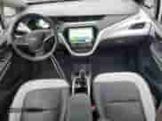 2020 Chevrolet Bolt EV Premier z VIN 1G1FZ6S02L4135681, wystawiony jako Copart lot #67082623 z przebiegiem 23 515 mil mil oraz . Historia ofert i sprzedaży dostępna na DreamBid. Obrazek 8.