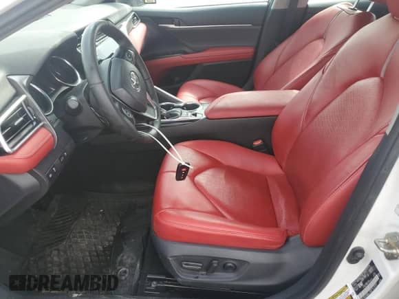 2018 Toyota Camry XSE z VIN 4T1B61HKXJU126522, wystawiony jako Copart lot #81498745 z przebiegiem 254 334 mil mil oraz Szkoda całkowita • Salvage title. Historia ofert i sprzedaży dostępna na DreamBid. Obrazek 7.