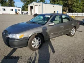2001 Toyota Camry LE z VIN 4T1BG22K11U034601, wystawiony jako Copart lot #86273895 z przebiegiem 141 671 mil mil oraz Szkoda całkowita • Salvage title. Historia ofert i sprzedaży dostępna na DreamBid. Obrazek 1.