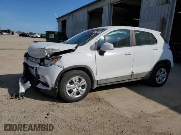 2017 Chevrolet Trax LS z VIN KL7CJKSB9HB085731, wystawiony jako Copart lot #80712285 z przebiegiem 85 727 mil mil oraz Czysty tytuł • Clean title. Historia ofert i sprzedaży dostępna na DreamBid. Obrazek 1.