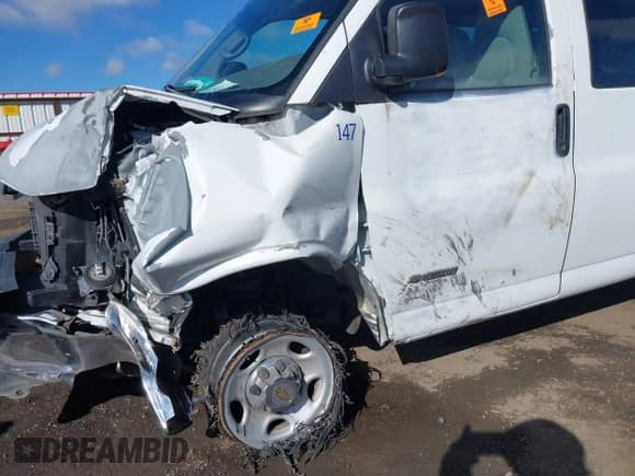 2004 Chevrolet Express Passenger z VIN 1GAHG39UX41231566, wystawiony jako IAAI lot #41784063 z przebiegiem Nie podano mil oraz . Historia ofert i sprzedaży dostępna na DreamBid. Obrazek 11.