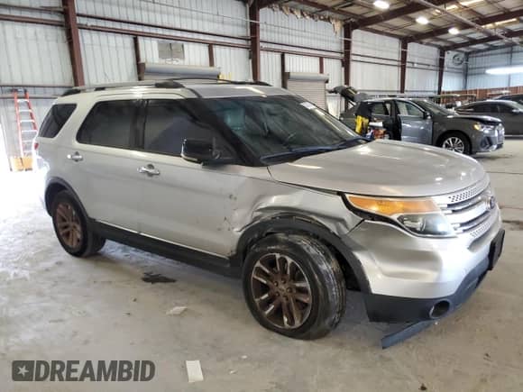 2011 Ford Explorer XLT with VIN 1FMHK7D82BGA59059, listed as a Copart auction lot 82331365 with 304,755 mi miles and Salvage title. Bid and sale history available at DreamBid. Image 4.