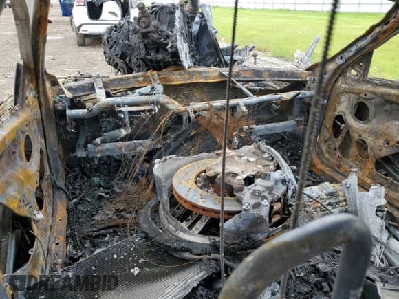 2017 BMW M3 z VIN WBS8M9C59H5G84768, wystawiony jako Copart lot #71323284 z przebiegiem Nie podano mil oraz Nie do naprawy • Non repairable. Historia ofert i sprzedaży dostępna na DreamBid. Obrazek 8.