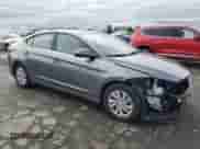 2018 Hyundai Elantra SE z VIN 5NPD74LF9JH394719, wystawiony jako Copart lot #57979435 z przebiegiem 44 364 mil mil oraz Szkoda całkowita • Salvage title. Historia ofert i sprzedaży dostępna na DreamBid. Obrazek 4.