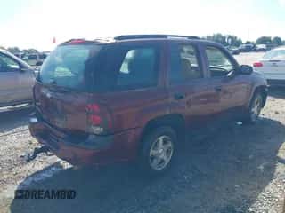 2005 Chevrolet TrailBlazer LT z VIN 1GNDS13S952158533, wystawiony jako IAAI lot #43292361 z przebiegiem 327 258 mil mil oraz . Historia ofert i sprzedaży dostępna na DreamBid. Obrazek 4.