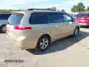 2012 Toyota Sienna LE AAS z VIN 5TDKK3DC7CS224182, wystawiony jako IAAI lot #43201806 z przebiegiem 218 893 mil mil oraz . Historia ofert i sprzedaży dostępna na DreamBid. Obrazek 4.