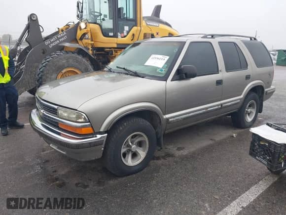 1999 Chevrolet Blazer LT with VIN 1GNCS13W9X2158646, listed as a IAAI auction lot 43550215 with 263,700 mi miles and . Bid and sale history available at DreamBid. Image 2.