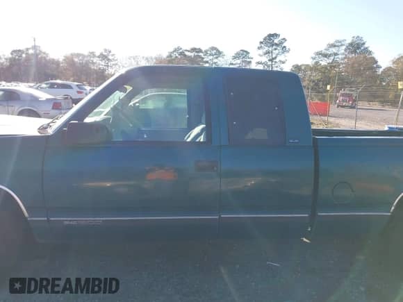 1996 GMC Sierra 1500 z VIN 2GTEC19R9T1541142, wystawiony jako IAAI lot #41375900 z przebiegiem 292 893 mil mil oraz . Historia ofert i sprzedaży dostępna na DreamBid. Obrazek 14.