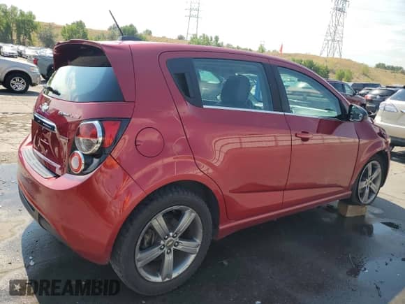 2015 Chevrolet Sonic RS z VIN 1G1JH6SB0F4167290, wystawiony jako Copart lot #69244125 z przebiegiem 82 775 mil mil oraz Szkoda całkowita • Salvage title. Historia ofert i sprzedaży dostępna na DreamBid. Obrazek 3.