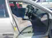 2005 Toyota Camry LE z VIN 4T1BE30K75U101223, wystawiony jako IAAI lot #43096781 z przebiegiem 185 644 mil mil oraz . Historia ofert i sprzedaży dostępna na DreamBid. Obrazek 5.