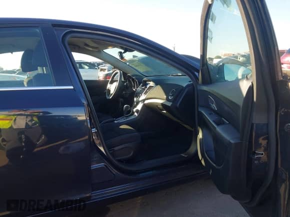 2015 Chevrolet Cruze LT z VIN 1G1PC5SB9F7107445, wystawiony jako IAAI lot #43551061 z przebiegiem 93 555 mil mil oraz . Historia ofert i sprzedaży dostępna na DreamBid. Obrazek 5.